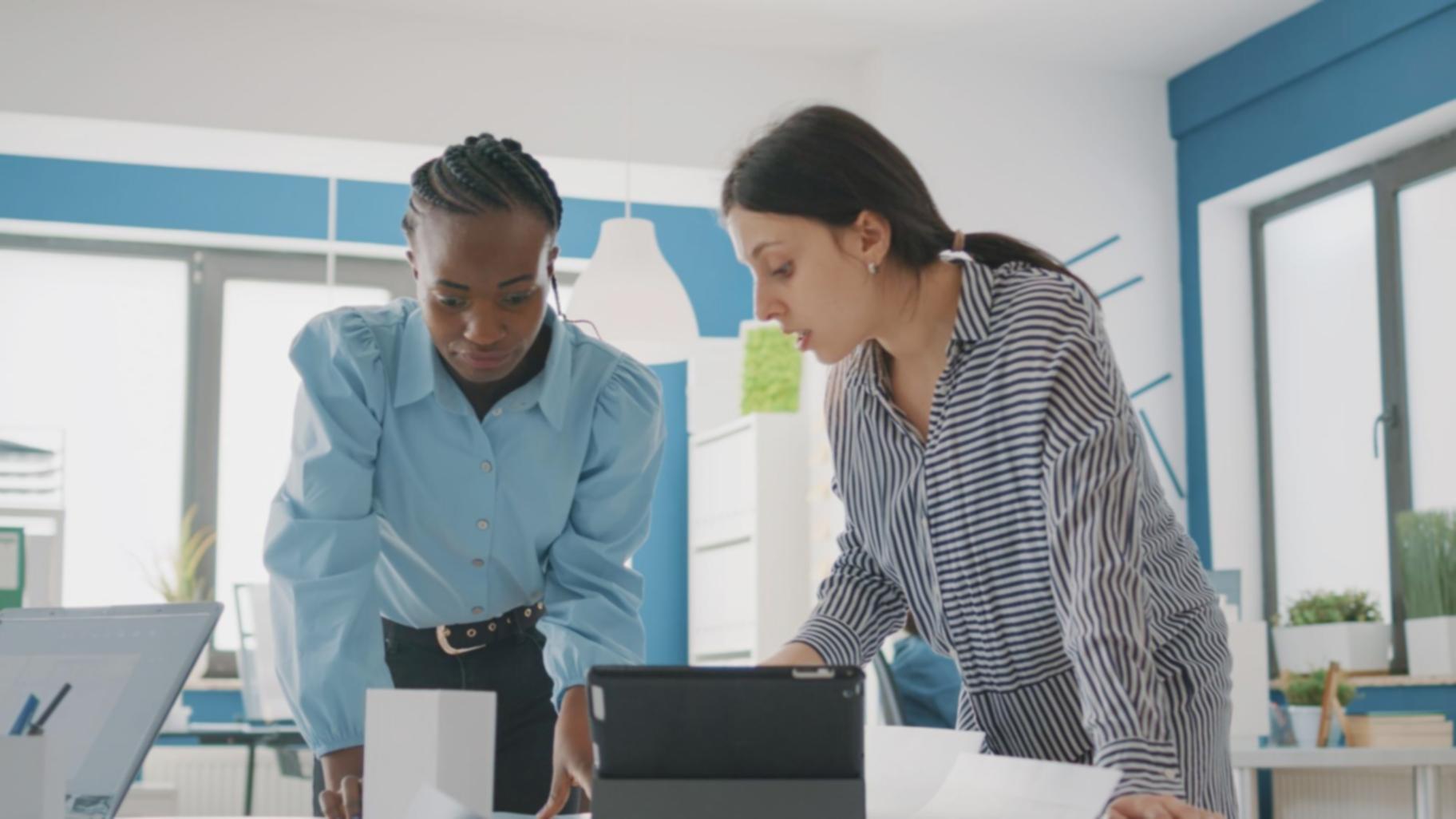 Profesional trabajando con estrategias financieras innovadoras